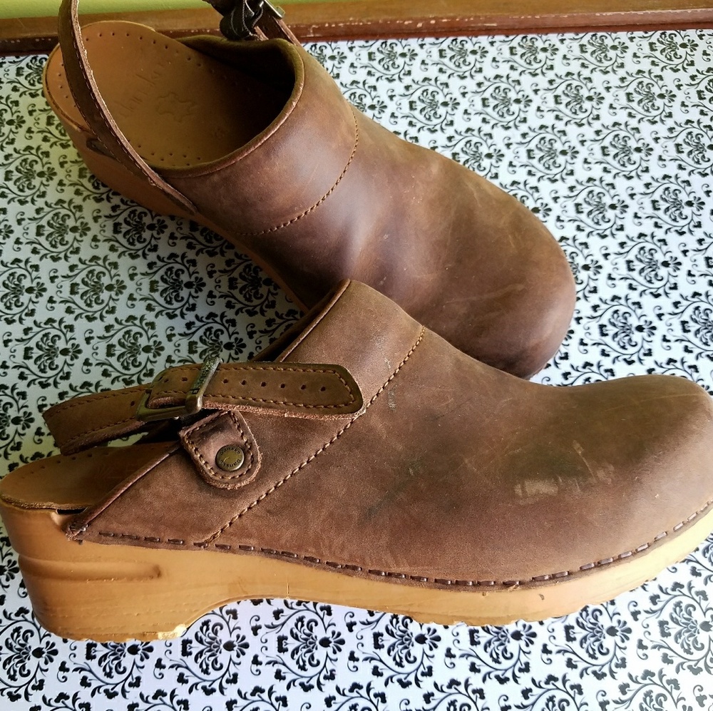 Sz 41/US 9.5 Dansko Brown Leather Clogs with Strap